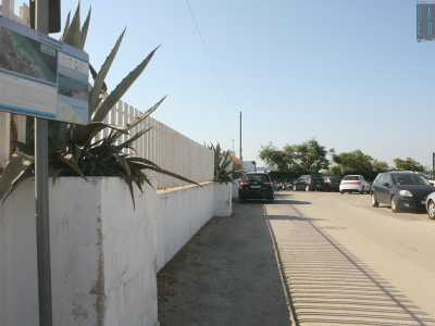 ...ecco che arriviamo al lido. Qui per poter accedere ci chiedono di pagare l�ingresso, anche se in realt� i gestori sono in regola...
